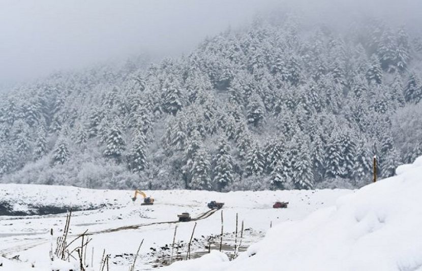 ملک کے بالائی علاقوں میں تین روز سے وقفے وقفے سے برفباری کا سلسلہ جاری ہے