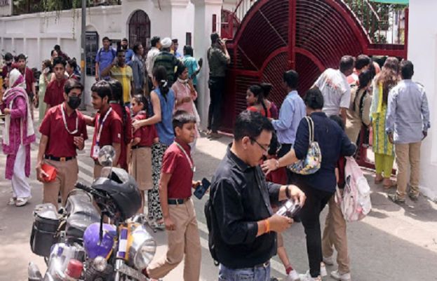 بھارتی دارالحکومت نئی دہلی کے 100 سے زائد اسکولوں کو بم سے اُڑانے کی دھمکی موصول ہوئی ہے