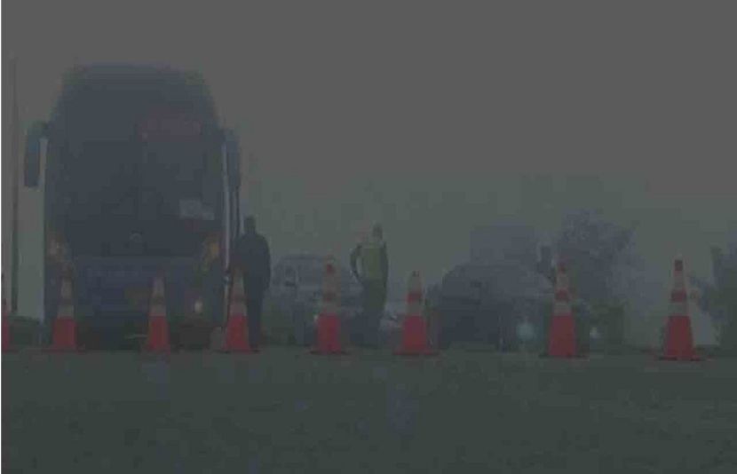 پنجاب کے کئی شہروں میں شدید دھند کی وجہ سے حدنگاہ متاثر ہونے پر کئی مقامات پر موٹرویز بند کردی گئیں