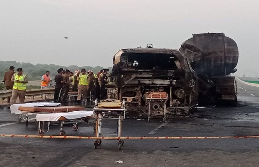 بہاولپور کے قریب سلیپر بس کی ٹینکر سے تصادم کے بعد آگ لگ گئی