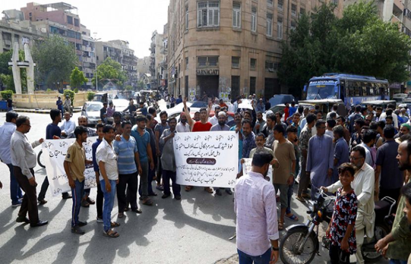 کراچی کے مختلف علاقوں میں بجلی کی طویل لوڈشیڈنگ سے پریشان شہری احتجاج پر مجبور ہوگئے