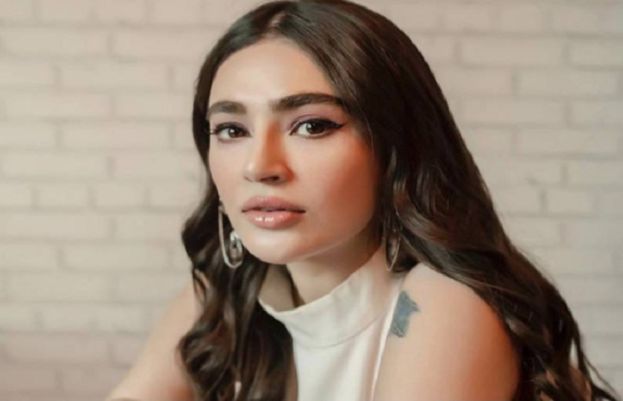 صحیفہ جبار کو اپنے چھوٹے بالوں اور بولڈ لباس پر سوشل میڈیا صارفین کی جانب سے شدید تنقید کا سامنا کرنا پڑ رہا ہے