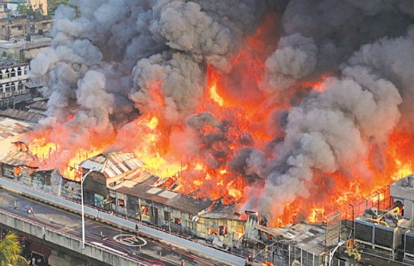 ڈھاکا کی مارکیٹ میں آتشزدگی سے سینکڑوں دکانیں جل کر خاکستر