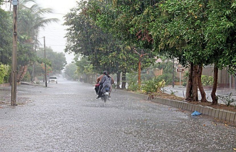 کراچی کے مختلف علاقوں میں ہلکی بارش کے بعد موسم خوشگوار