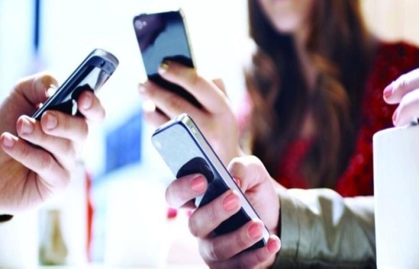 برطانیہ نے اسکولوں میں طلبہ کے موبائل فون استعمال کو روکنے کے لیے نئی پالیسی کا اعلان کردیا۔