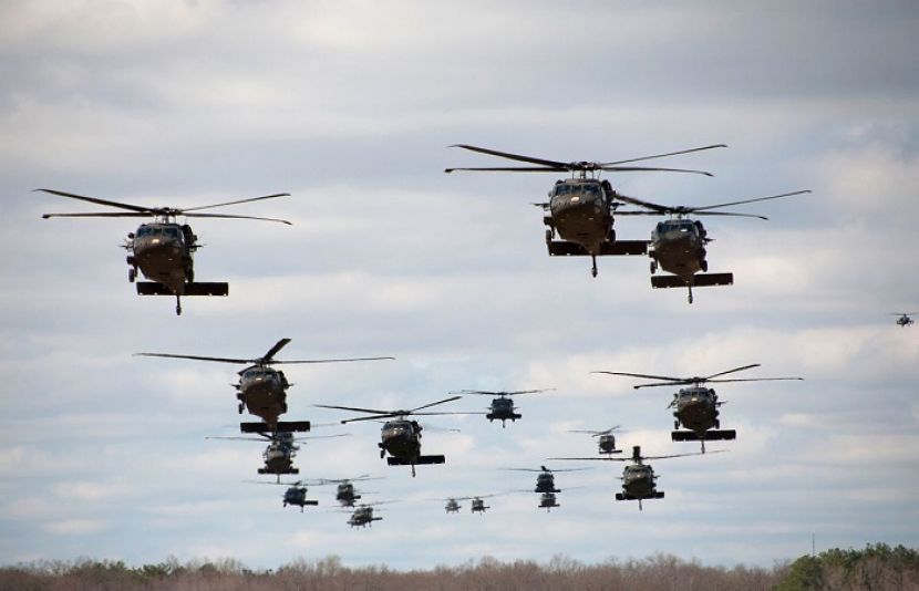 امریکا نے جنگی مشقوں کےلئے ہیلی کاپٹر یورپ پہنچادیئے
