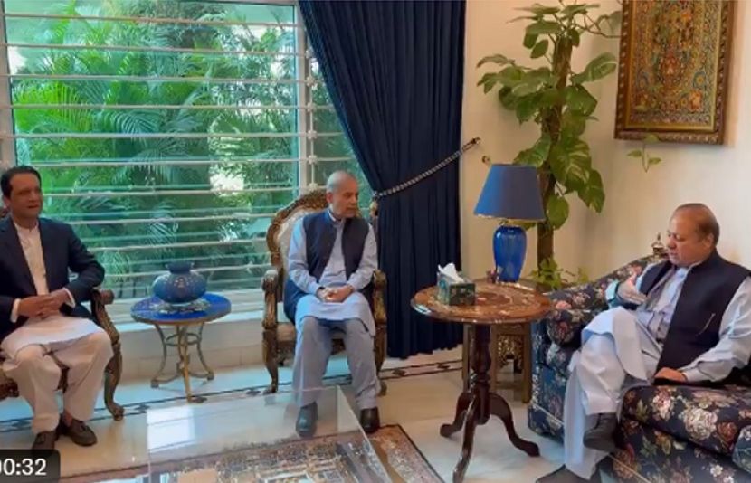 آزاد جموں و کشمیر کے وزیراعظم افتخار گیلانی اور اسپیکر طارق فاروق مسلم لیگ (ن) کے صدر نواز شریف سے ملاقات کر رہے ہیں