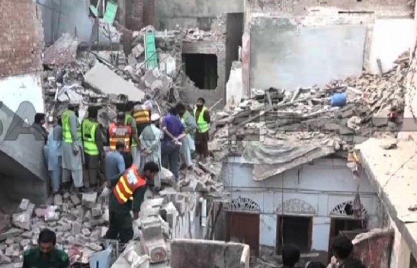 لاہور کے علاقے بھاٹی میں چار منزلہ رہائشی عمارت گر گئی اور 4 افراد جاں بحق ہوگئے ہیں