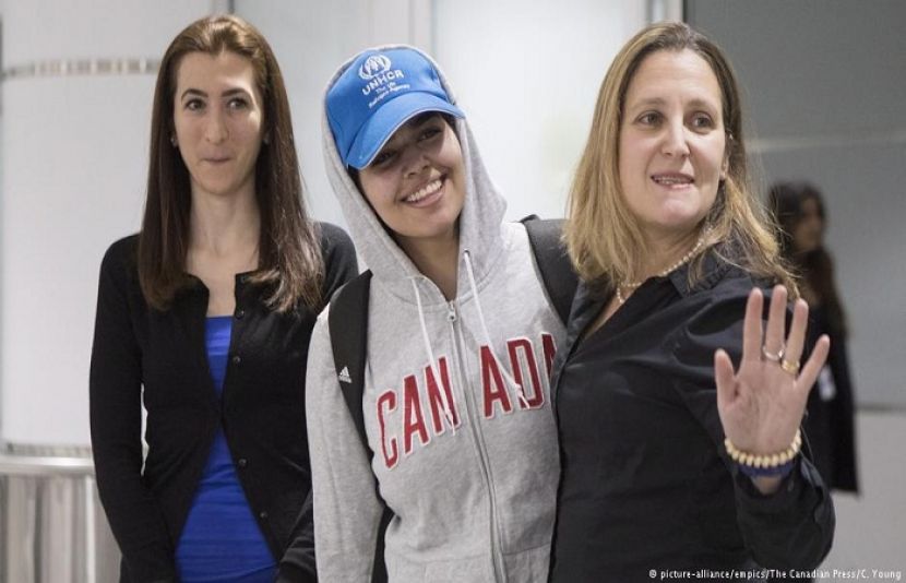 سعودی ٹین ایجر پناہ گزین رہف محمد القنون، درمیان میں، کینیڈا کی خاتون وزیر خارجہ کرسٹیا فری لینڈ، دائیں، کے ساتھ ٹورانٹو ایئر پورٹ پر
