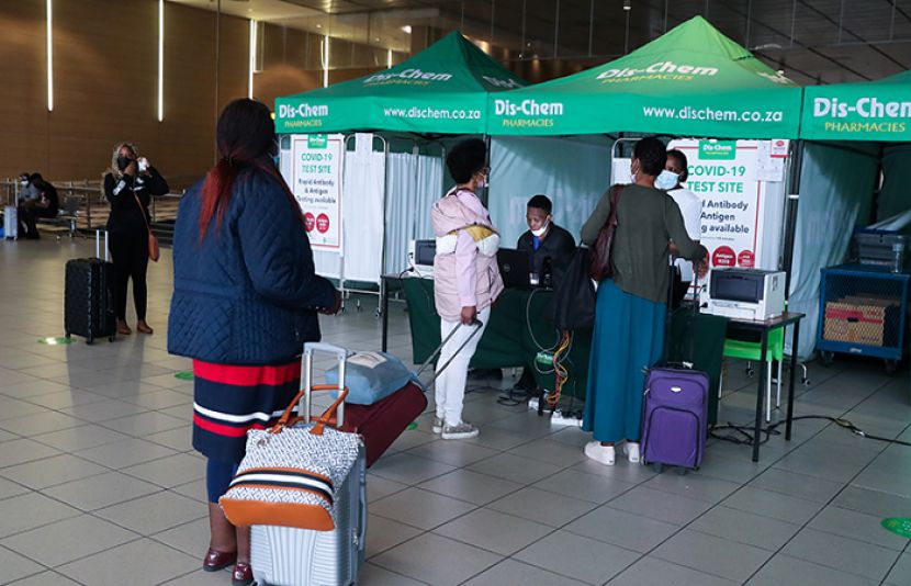 جنوبی افریقہ کے جوہانسبرگ ایئرپورٹ پر مسافروں کے پی سی آر ٹیسٹ کیے جا رہے ہیں