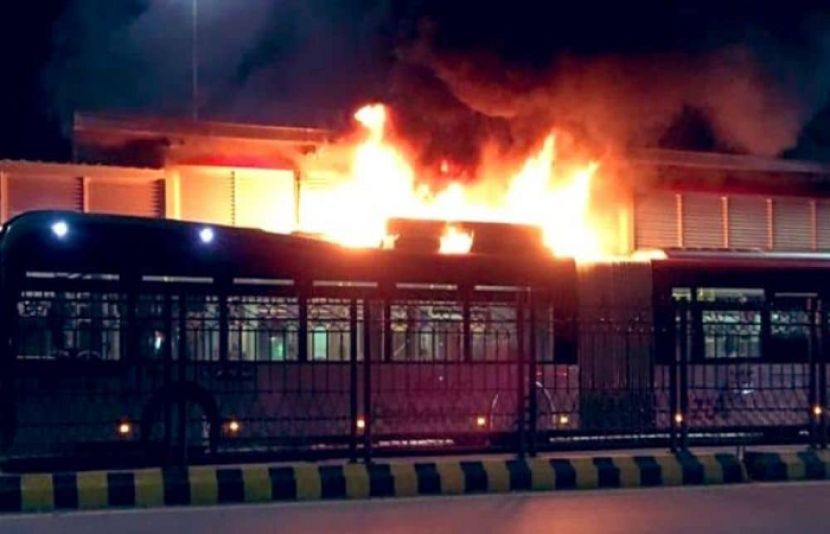 راولپنڈی: میٹرو بس میں آگ لگ گئی، دو افراد زخمی