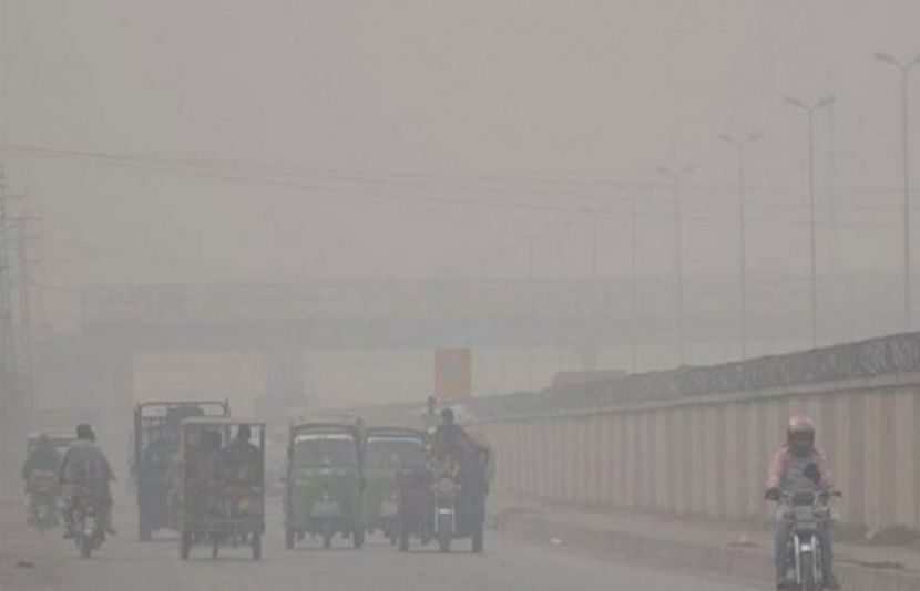 تفصیلات کے مطابق وزیر اعظم کے مشیر برائے موسمیاتی تبدیلی ملک امین اسلم نے کہا کہ گاڑیوں سے دھوئے کا اخراج فضائی آلودگی کا ایک بڑاسبب ہے ۔
