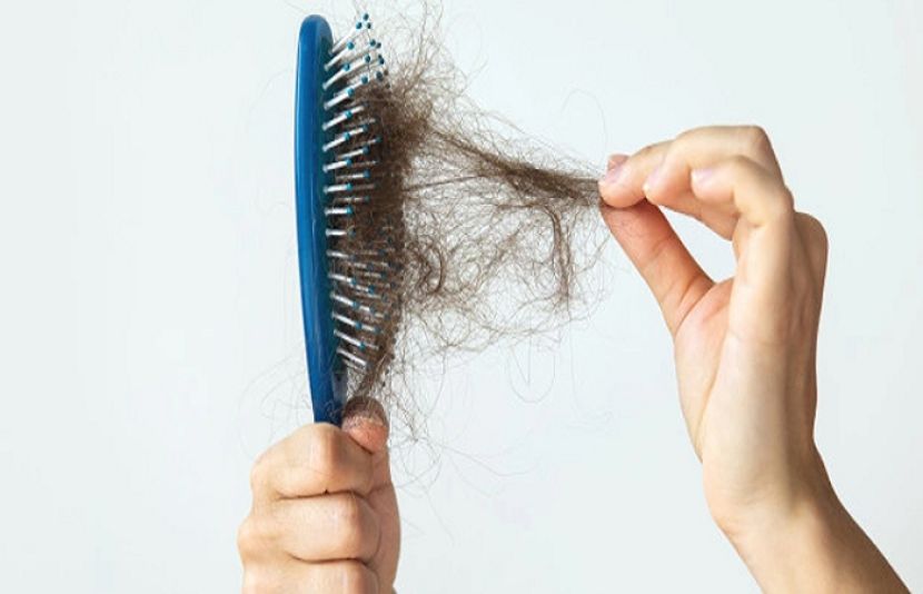 سردیوں کا موسم جہاں مزیدار ٹھنڈک کے ساتھ ساتھ خوشگوار احساس لے کر آتا ہے، وہیں بہت سے افراد کے لیے بالوں کے گرنے کا مسئلہ شدت اختیار کر لیتا ہے