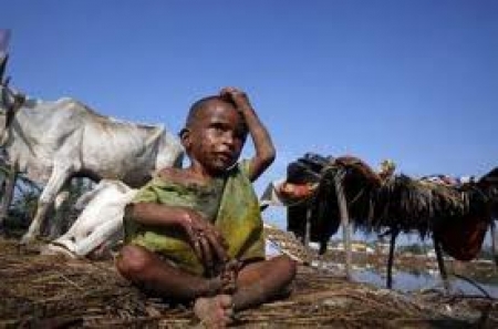 سیلاب متاثرین کیلئے رات میں سردی مشکلات بڑھنے کا سبب بن گئی