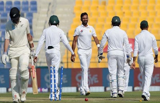 ابوظہبی ٹیسٹ میں نیوزی لینڈ کی بیٹنگ جاری