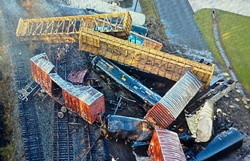 امریکی ریاست ٹیکساس میں خطرناک مواد سے لدی ٹرین پٹڑی سے اترنے کے بعد آگ بھڑک اٹھی۔