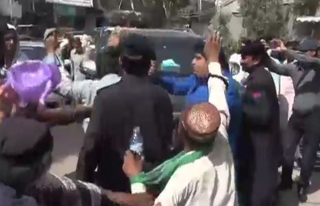 لیگی وزیر کی گاڑی کو اپنے ہی کارکنوں نے گھیرلیا