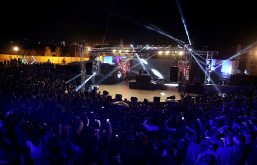 کنسرٹ میں پرفارمنس کے درمیان افسوسناک حادثہ، مشہور گلوکارہ شدید زخمی