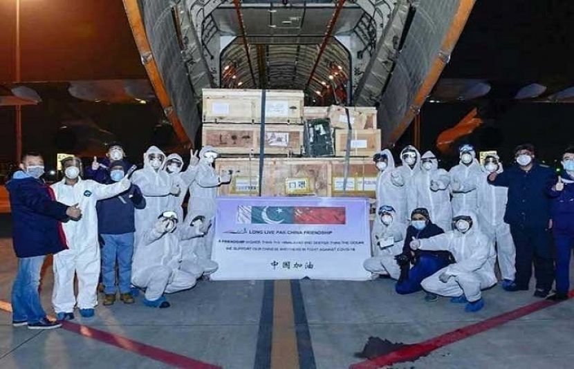 پاک فضائیہ کا خصوصی طیارہ چین سے امدادی سامان لے کر نور خان ایئر بیس پہنچ گیا۔
