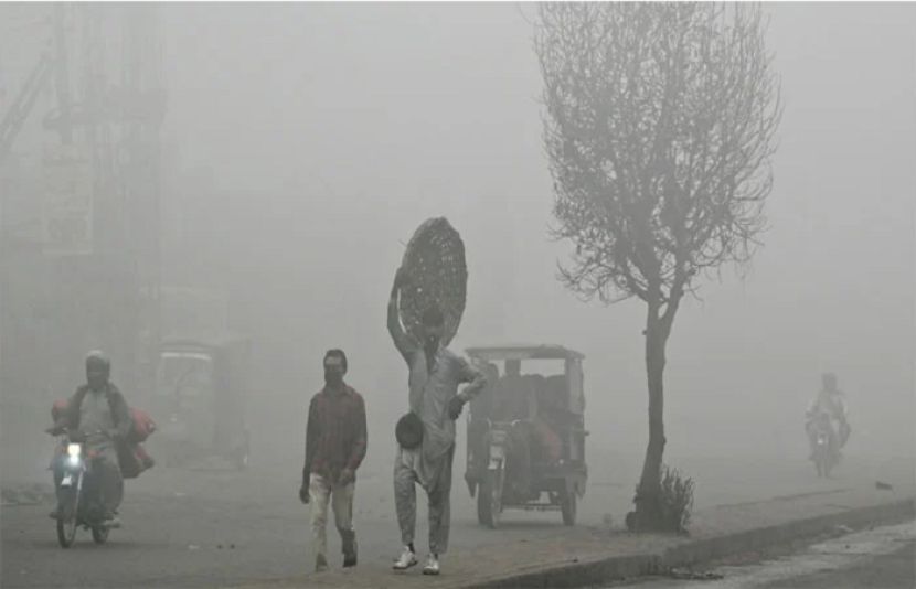 لاہور سمیت پنجاب کے متعدد شہروں میں فضائی آلودگی کی شدید صورتحال برقرار ہے