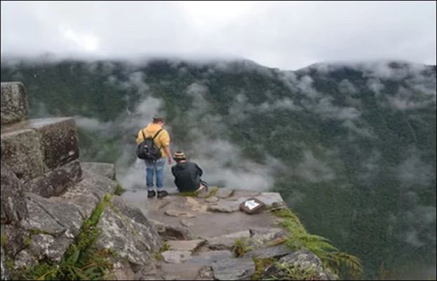 130 فٹ اونچی چٹان