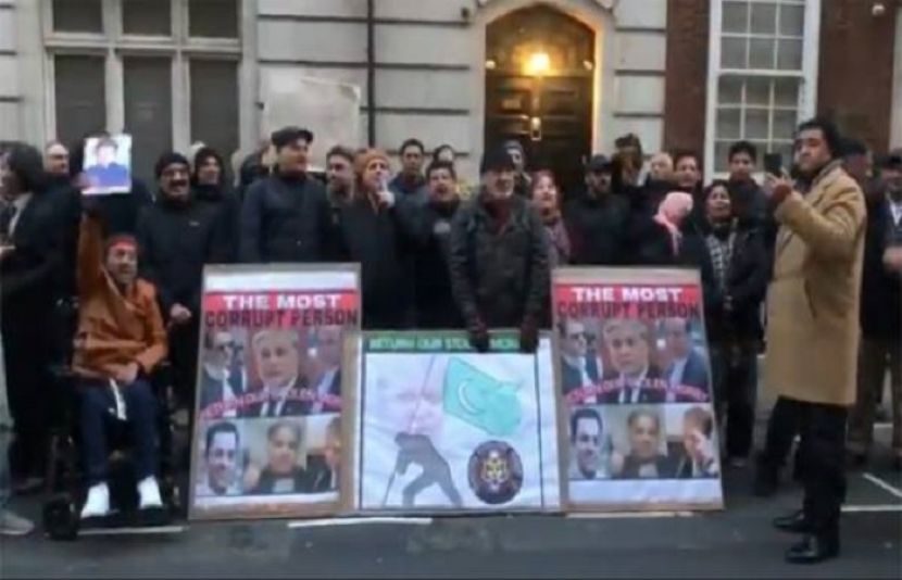 سابق وزیر اعظم نواز شریف کے پارک لین میں گھر کے باہر پاکستانی نژاد برطانوی شہریوں نے احتجاج شروع کردیا