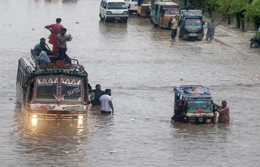 کراچی میں موسلادھار بارش سے کئی علاقے زیر آب
