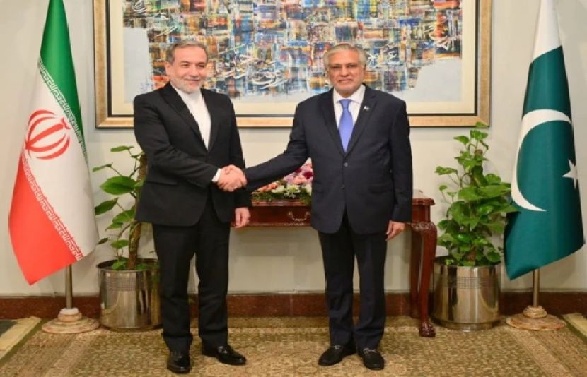 نائب وزیراعظم و وزیر خارجہ سینیٹر اسحاق ڈار اور ایرانی وزیر خارجہ عباس عراقچی