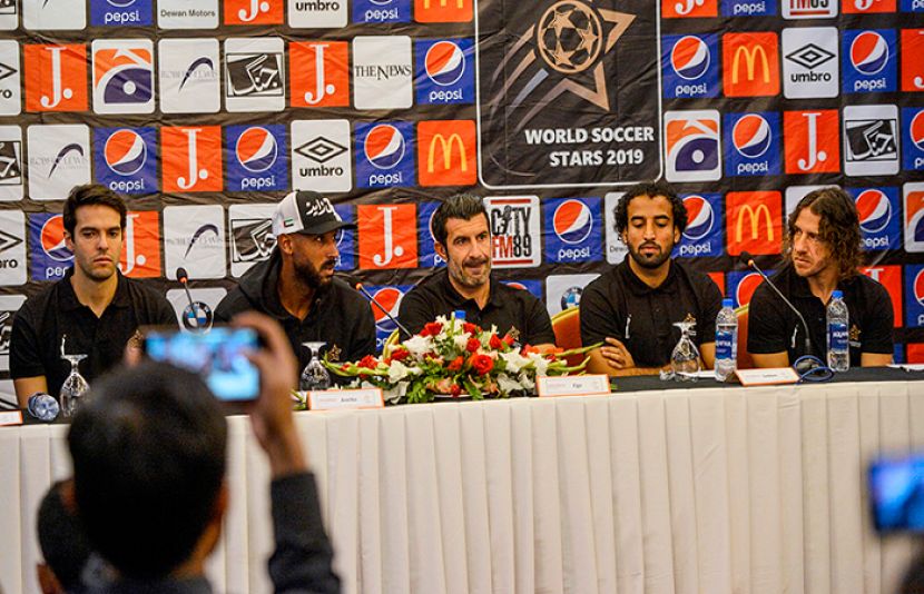 پاکستان میں فٹبال کے فروغ کے لیے عالمی شہرت یافتہ سابق فٹبالر لوئس فیگو، کارپوس پایول، کاکا اور نکولس آنیلکا آج کراچی پہنچ گئے۔