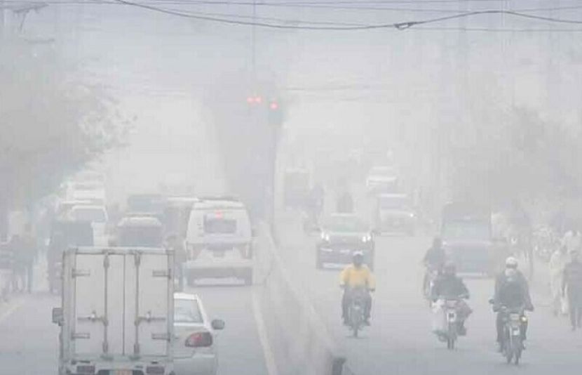 پنجاب کے میدانی علاقوں میں دھند نے ڈیرے ڈال لیے، لاہور میں اس وقت دھند کا راج ہے