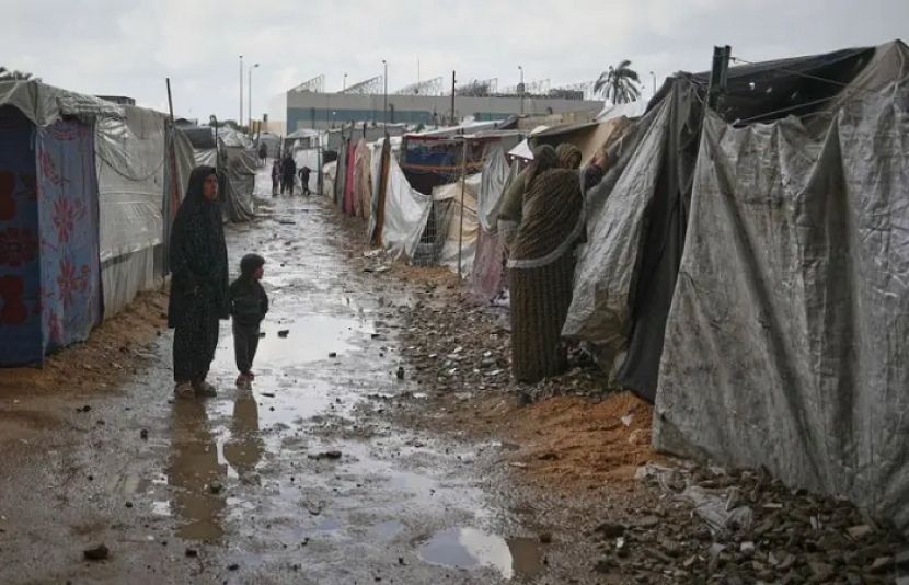 غزہ میں مسلسل موسلا دھار بارشوں نے خیمہ بستیوں کو سیلابی صورتحال سے دوچار کر دیا ہے