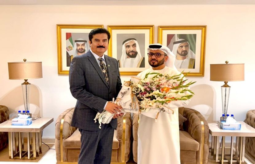 گورنر کے پی کے فیصل کریم کنڈی متحدہ عرب امارات کے قونصل جنرل بخیت عتیق الرومیتی سے ملاقات کر رہے ہیں