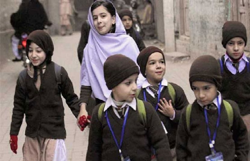 کراچی میں موسم سرما کی تعطیلات کے بعد آج سے اسکولوں کو کھولنے کا فیصلہ کیا گیا