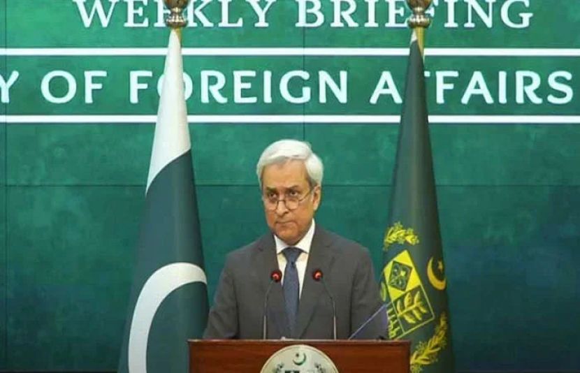 ترجمان دفتر خارجہ طاہر اندرابی نے کہا ہے کہ صومالیہ میں بحری قزاقوں نے 11 پاکستانیوں کو یرغمال بنا لیا ہے