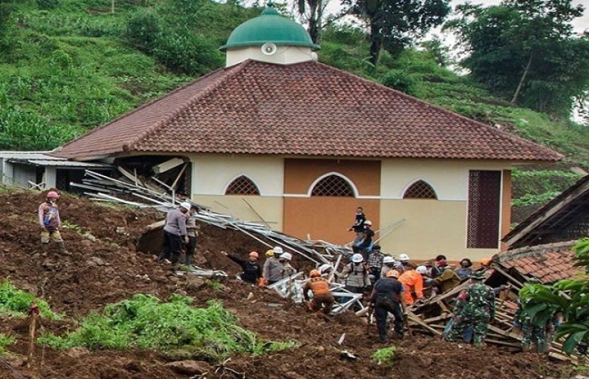 انڈونیشیا میں بارشوں اور لینڈ سلائیڈنگ سے 10 افراد ہلاک، متعدد لاپتہ