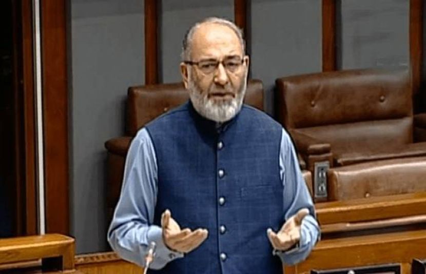 سابق سینیٹر مشتاق احمد کو رہا کر دیا گیا