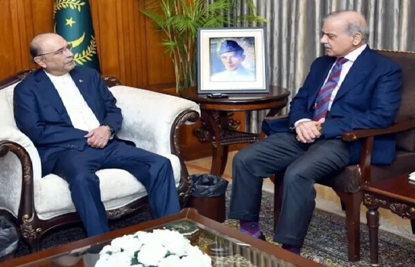 صدرِ مملکت آصف علی زرداری سے وزیرِ اعظم محمد شہباز شریف ملاقات کر رہے ہیں