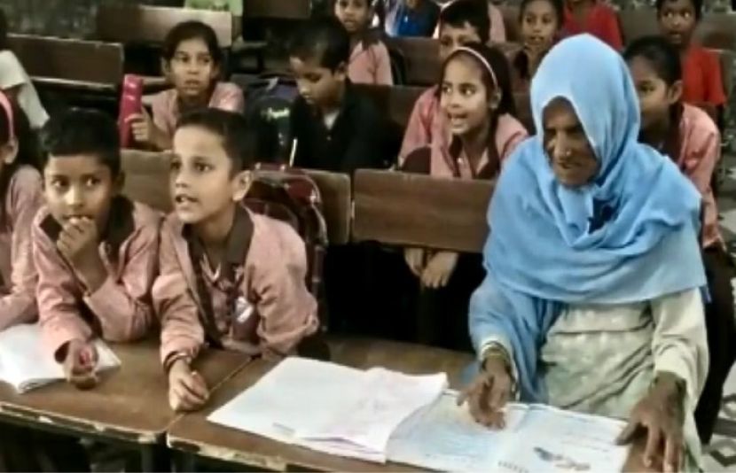 رپورٹس کے مطابق خاتون کا نام سلیمہ خان ہے جنہوں نے اسکول میں داخلہ لے کر سب کو حیران کر دیا۔