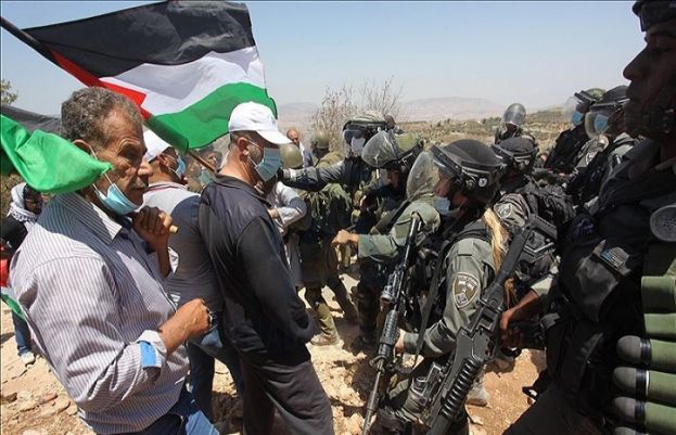اسرائیلی فوجیوں کا فلسطینی مظاہرین پر حملہ