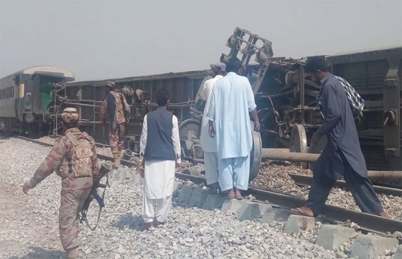 ڈیرہ مراد جمالی میں ریلوے ٹریک پر دھماکا، 3افراد جاں بحق