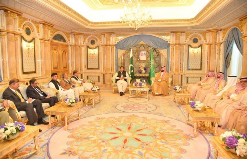 وزیراعظم عمران خان دو روزہ دورے پر سعودی عرب پہنچے جہاں جدہ کے رائل ٹرمینل پر گورنر مکہ نے وزیراعظم عمران خان کا استقبال کیا