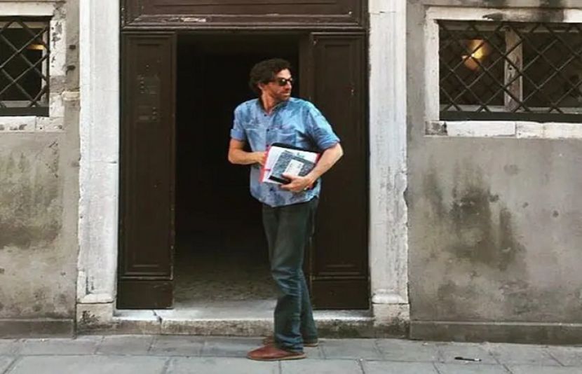 نیٹ فلکس سیریز ’ایمیلی اِن پیرس‘ کی شوٹنگ کے دوران ایک افسوسناک واقعہ پیش آیا۔