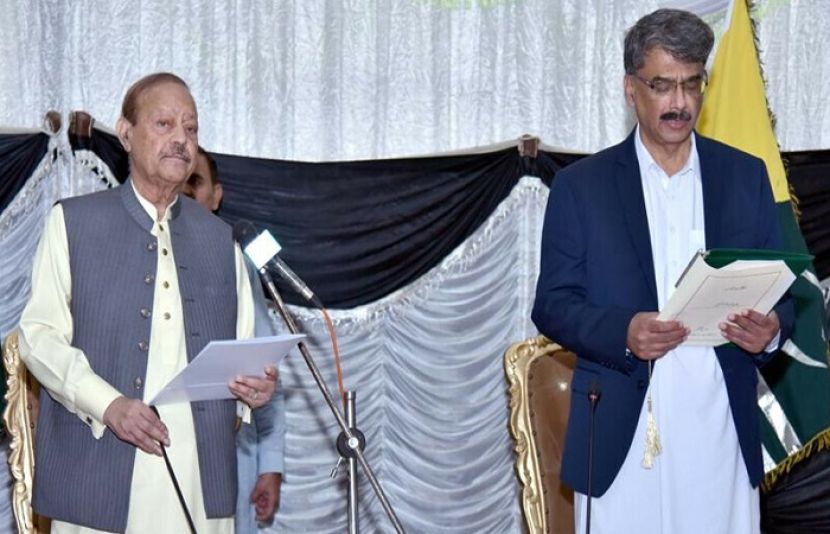 چوہدری انورالحق نے بطور وزیراعظم آزاد جموں اور کشمیر کےعہدے کا حلف اٹھا رہے ہیں