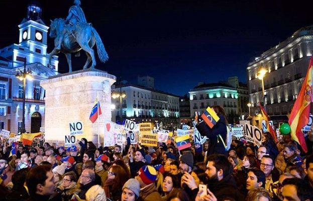 وینزویلا میں صدر نیکولس مدورو اور ان کے مخالف حزب اختلاف کے رہنما جووان گوئیدو کے حامی ملک کے مختلف علاقوں میں سڑکوں میں نکل آئے