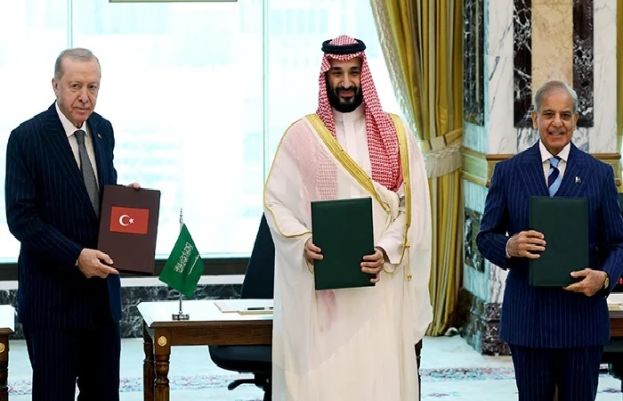 سعودی ولی عہد محمد بن سلمان، وزیراعظم شہباز شریف اور ترک صدر رجب طیب اردوان نے دفاعی معاہدے پر دستخط کر دئیے