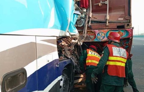موٹر وے میں ٹریفک حادثہ: بس اور ٹرک کے تصادم میں 3 افراد جاں بحق