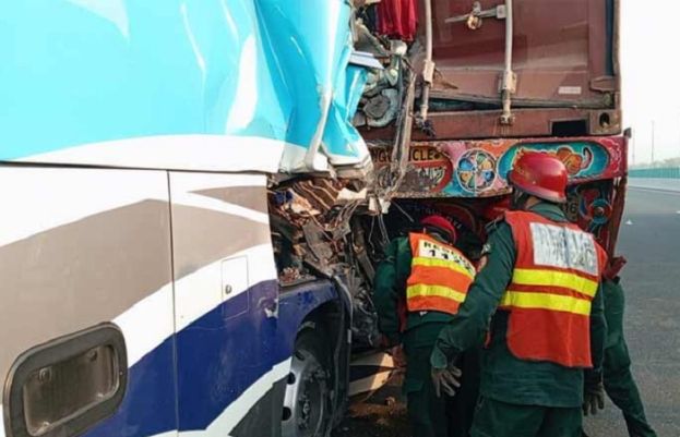 موٹر وے میں ٹریفک حادثہ: بس اور ٹرک کے تصادم میں 3 افراد جاں بحق
