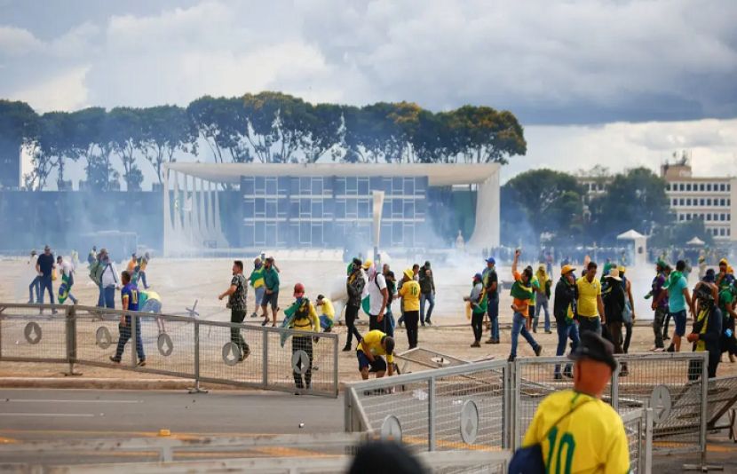 برازیل میں سابق صدر جیر بولسو نارو کے حامیوں نے پارلیمنٹ کی عمارت پر حملہ