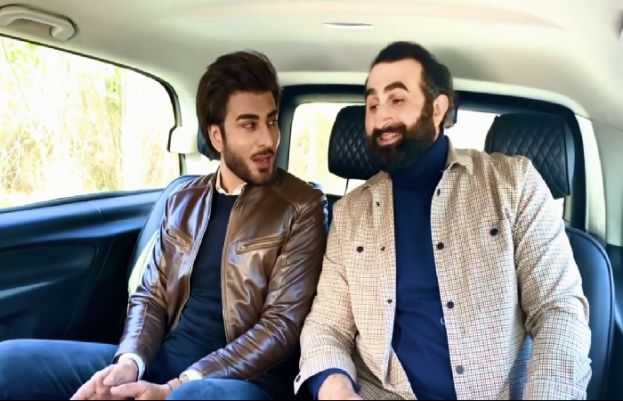 ویڈیو میں دیکھا جاسکتا ہے کہ عمران عباس ترک اداکار جلال آل کے ساتھ ’دل دل پاکستان‘ گنگنا رہے ہیں