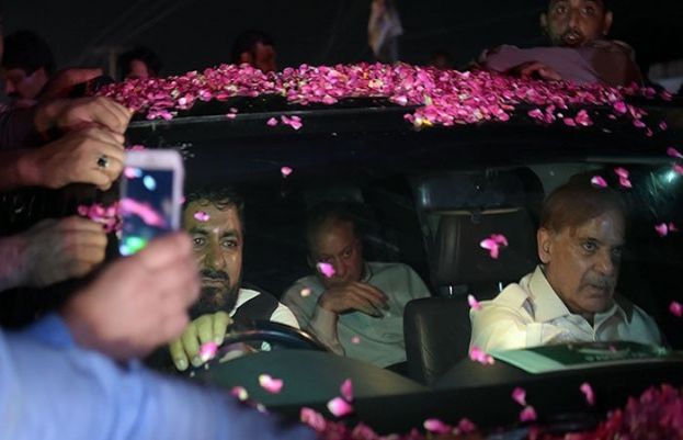 اڈیالہ جیل سے رہائی کے بعد نواز شریف، مریم اور کیپٹن (ر) صفدر لاہور پہنچ گئے
